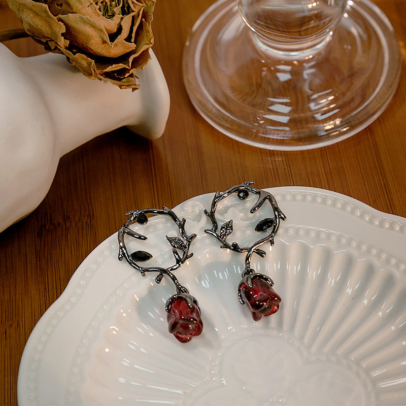 Rosalya – Boucles d’Oreilles Rose Rouge & Ronce Sombre