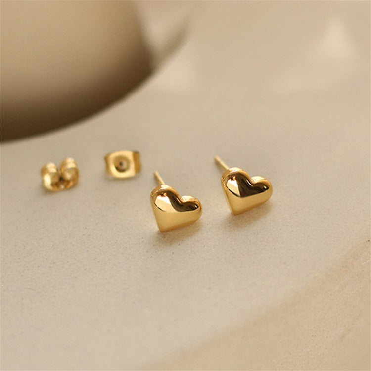 Mila – Boucles d’Oreilles Clous Cœur Dorées