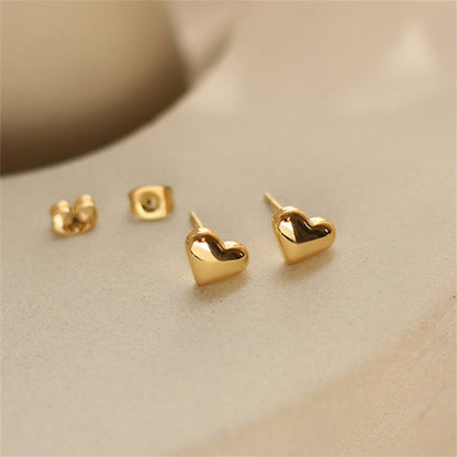 Mila – Boucles d’Oreilles Clous Cœur Dorées