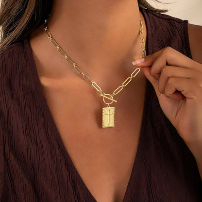 Marielle – Collier Croix Clou Élégant