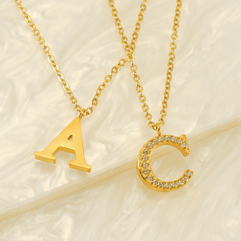 Flora – Collier Lettre Fin et Élégant
