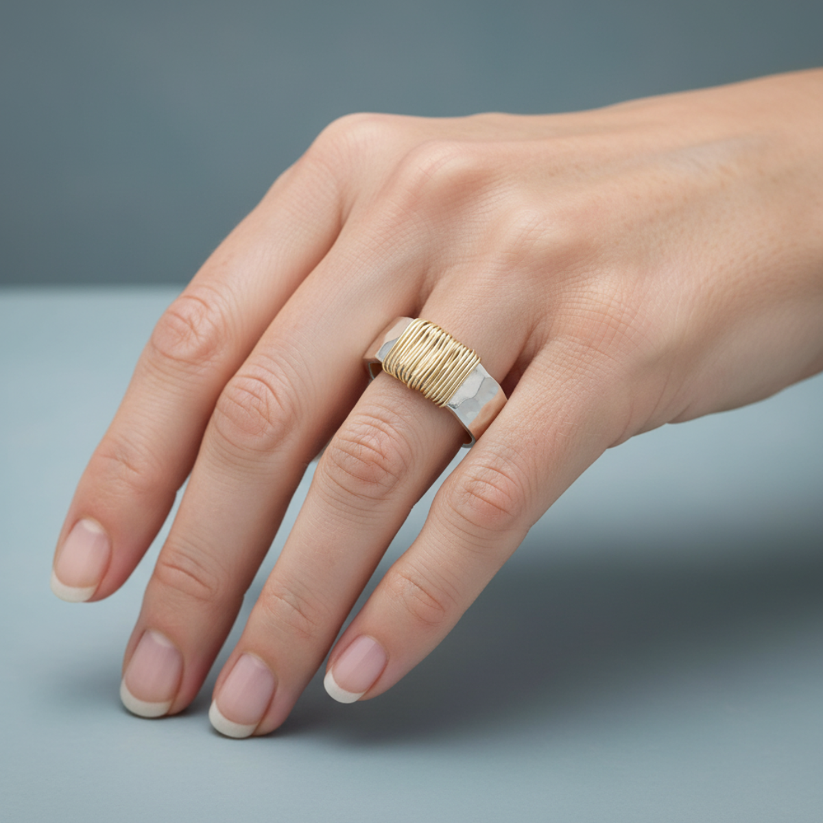 Lysandra – Bague Géométrique Simple à Large Visage