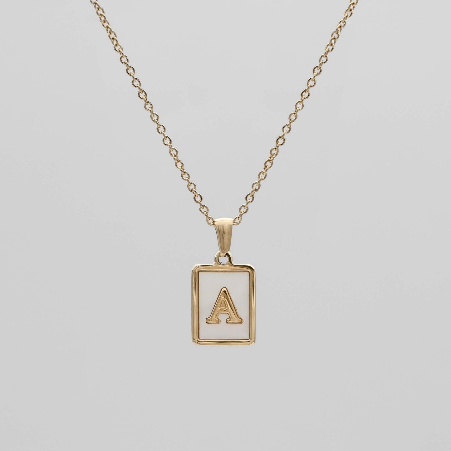 Carmel – Collier Lettre Carrée en Acier Titane