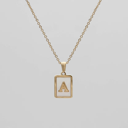 Carmel – Collier Lettre Carrée en Acier Titane