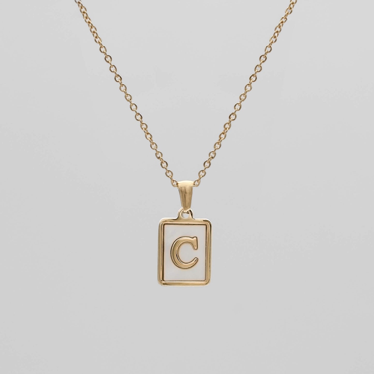 Carmel – Collier Lettre Carrée en Acier Titane