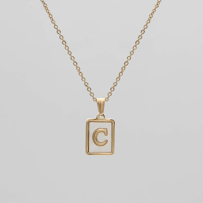 Carmel – Collier Lettre Carrée en Acier Titane