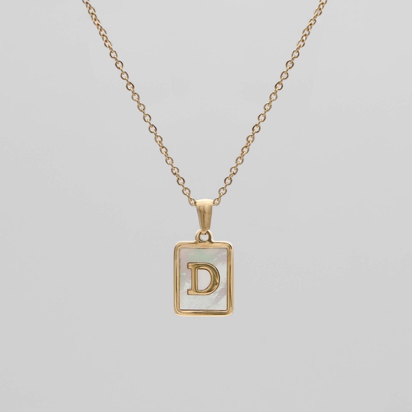 Carmel – Collier Lettre Carrée en Acier Titane
