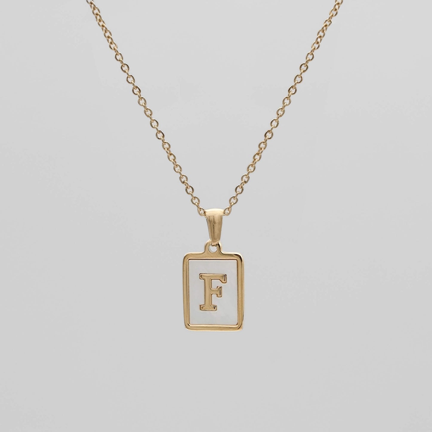 Carmel – Collier Lettre Carrée en Acier Titane