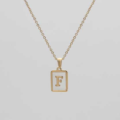 Carmel – Collier Lettre Carrée en Acier Titane
