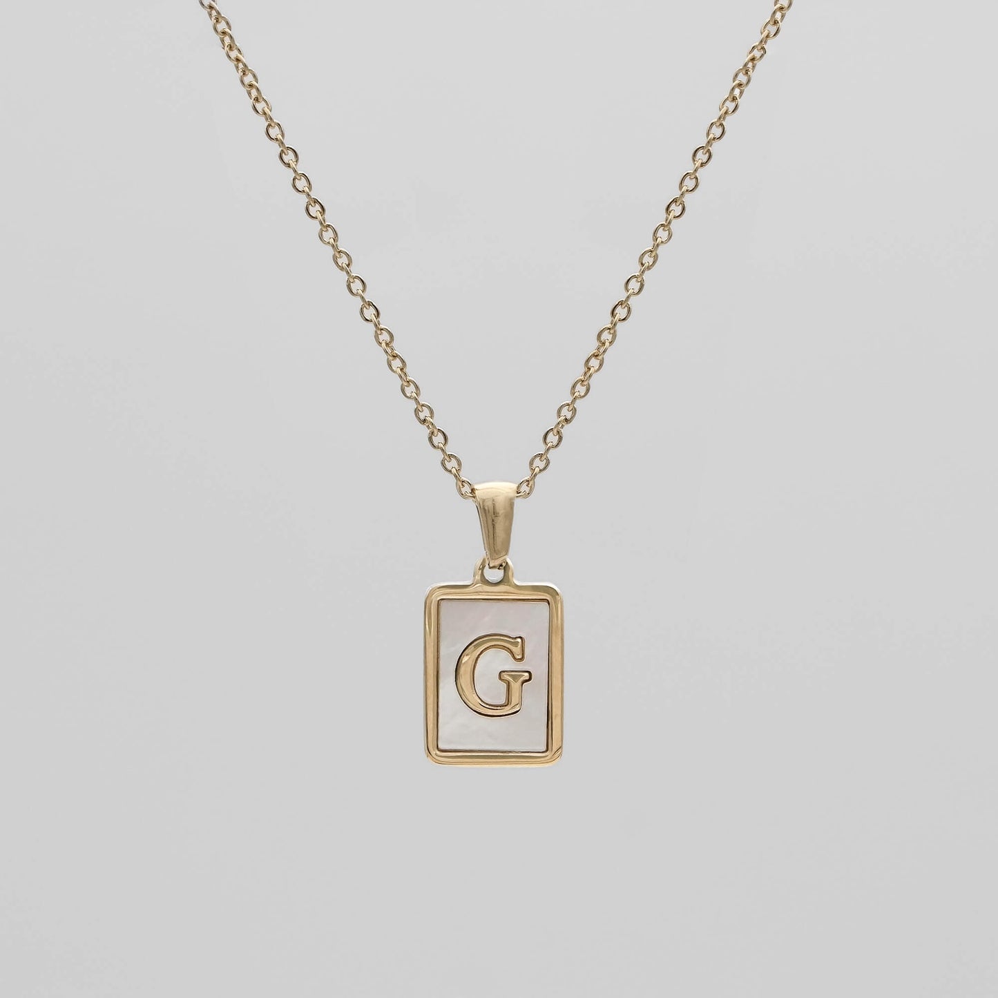 Carmel – Collier Lettre Carrée en Acier Titane