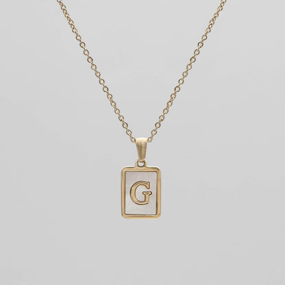 Carmel – Collier Lettre Carrée en Acier Titane