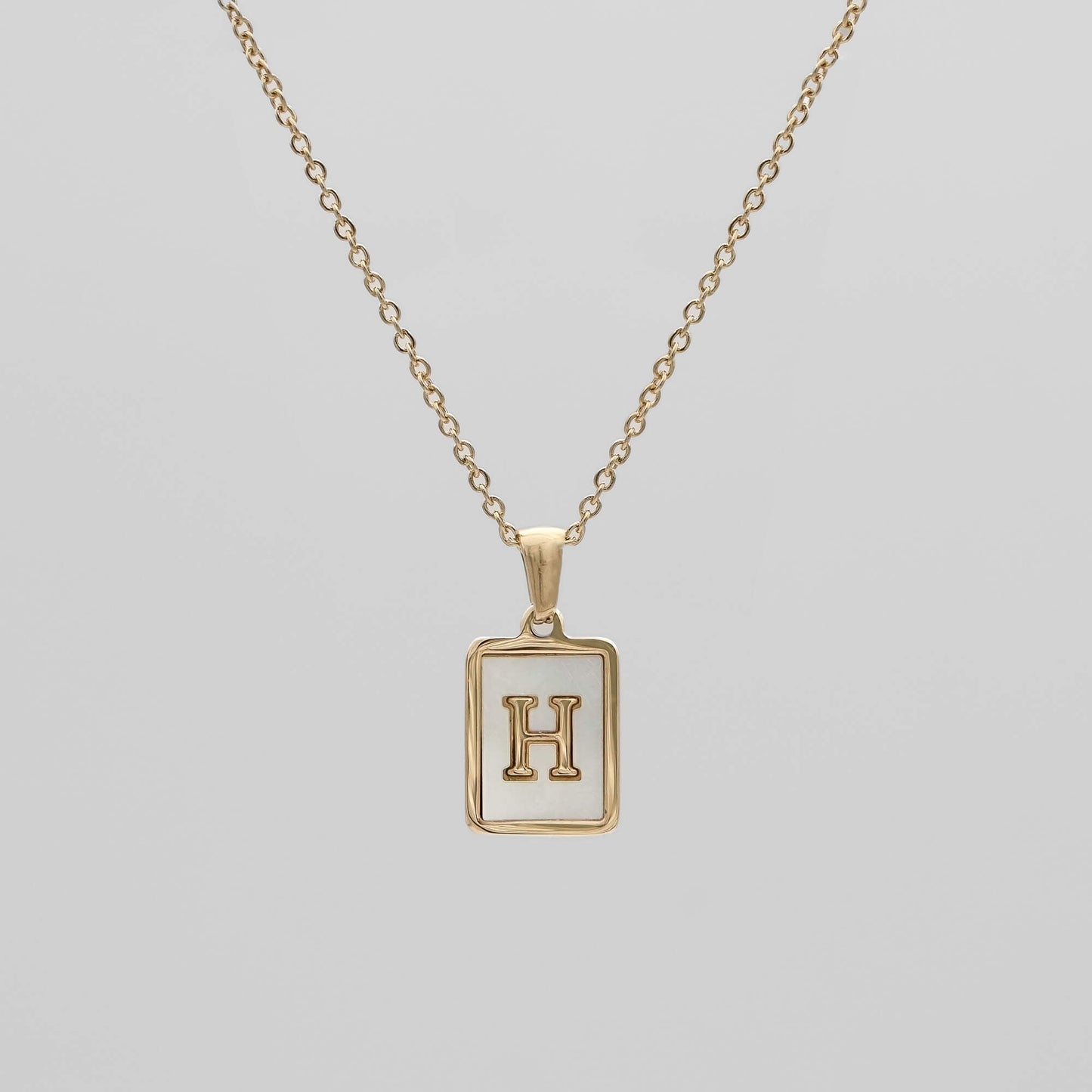 Carmel – Collier Lettre Carrée en Acier Titane