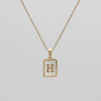 Carmel – Collier Lettre Carrée en Acier Titane