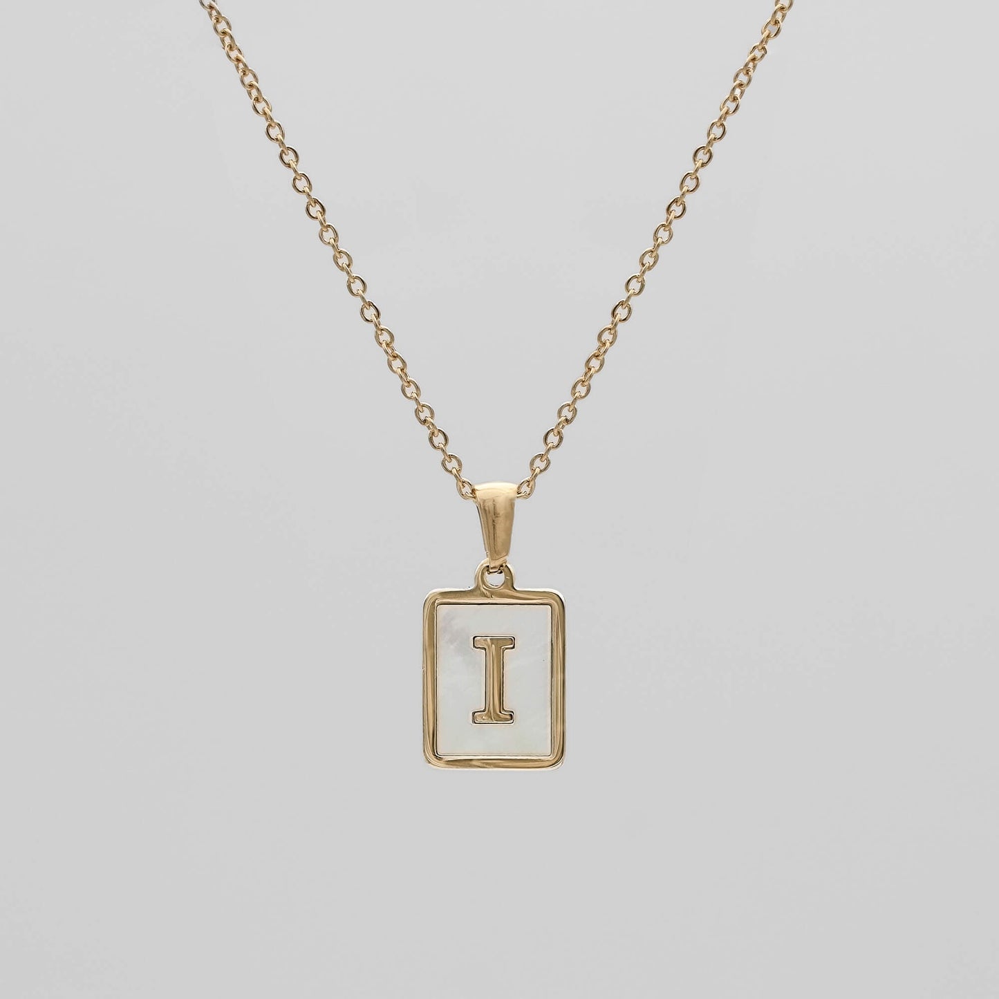 Carmel – Collier Lettre Carrée en Acier Titane