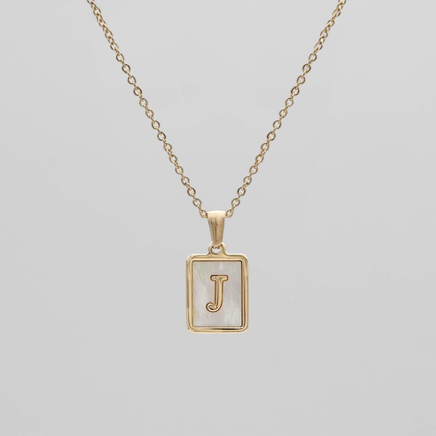 Carmel – Collier Lettre Carrée en Acier Titane