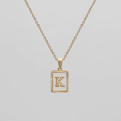 Carmel – Collier Lettre Carrée en Acier Titane