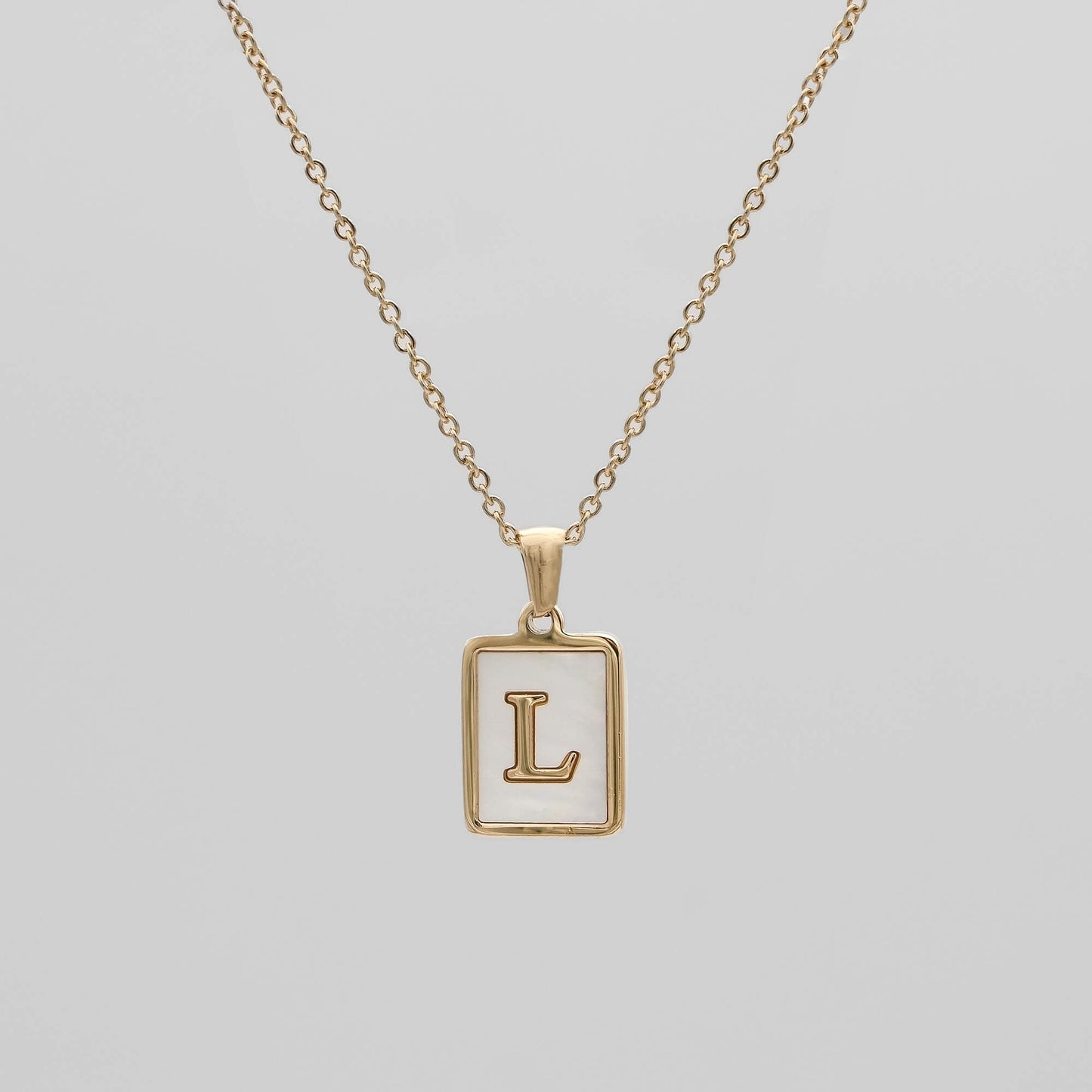 Carmel – Collier Lettre Carrée en Acier Titane