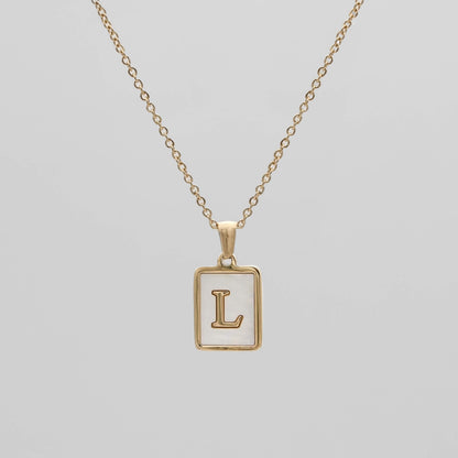 Carmel – Collier Lettre Carrée en Acier Titane