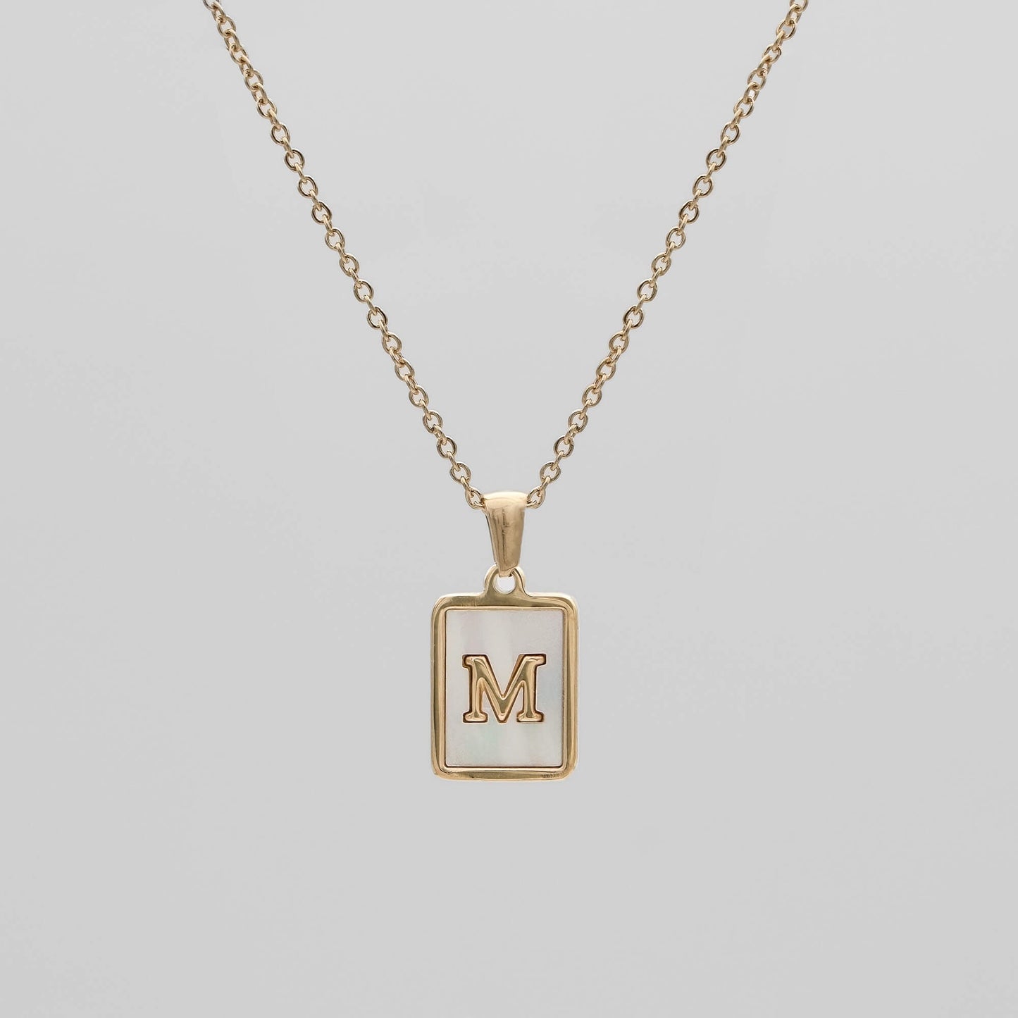 Carmel – Collier Lettre Carrée en Acier Titane
