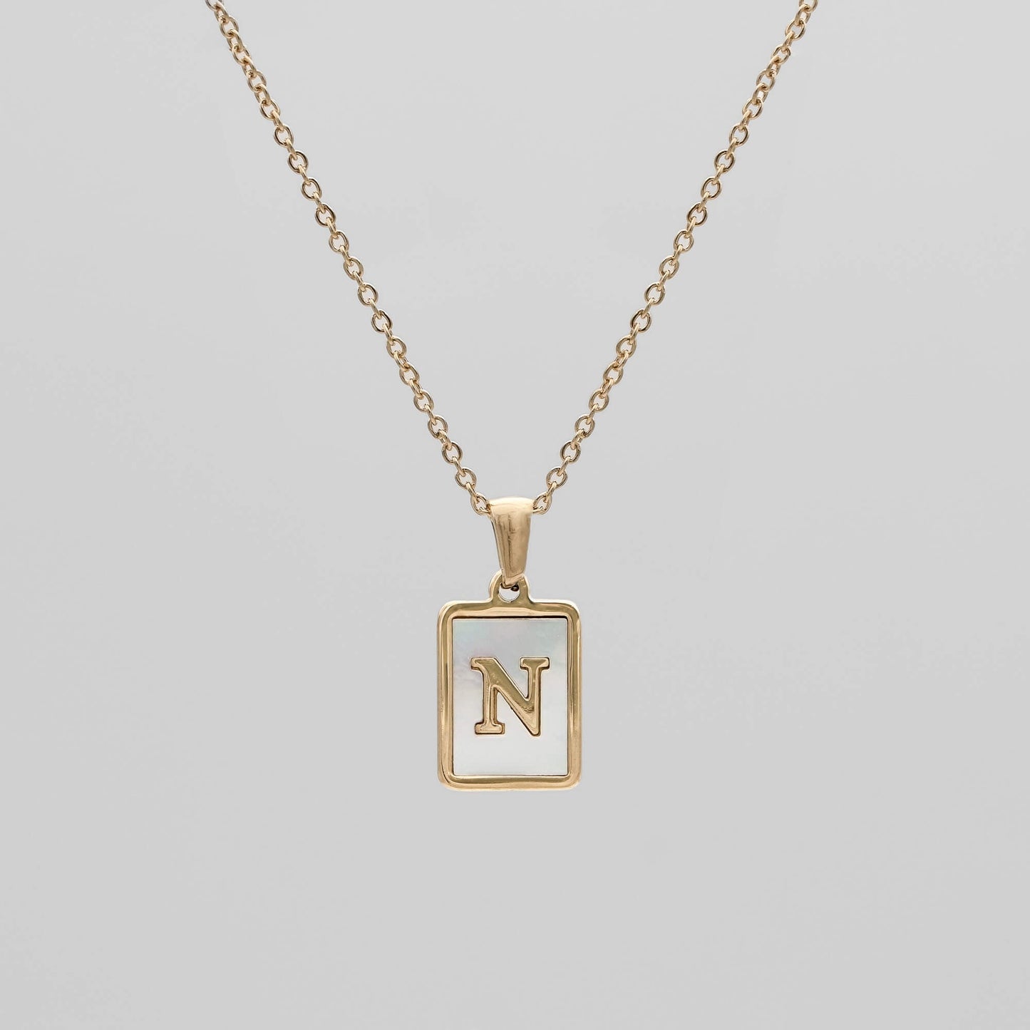 Carmel – Collier Lettre Carrée en Acier Titane