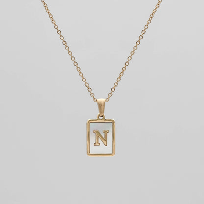 Carmel – Collier Lettre Carrée en Acier Titane