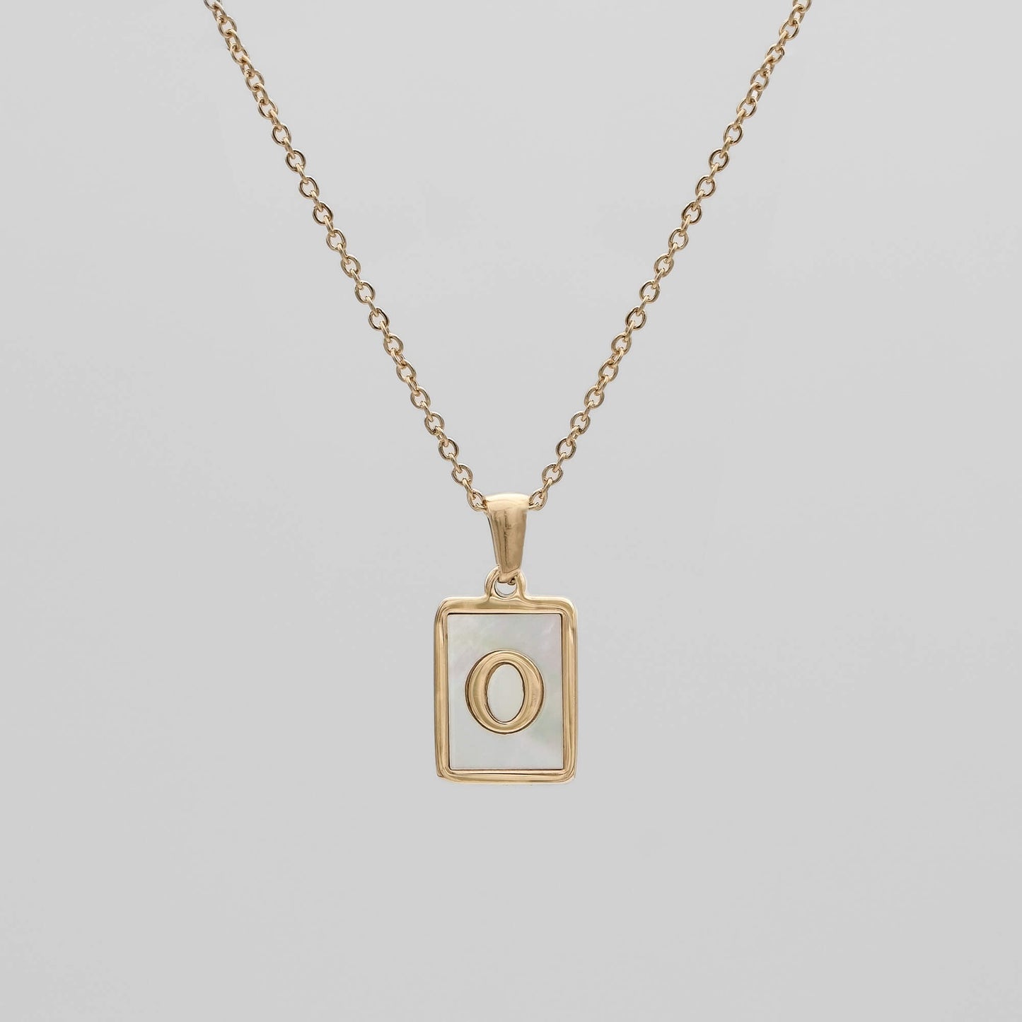 Carmel – Collier Lettre Carrée en Acier Titane