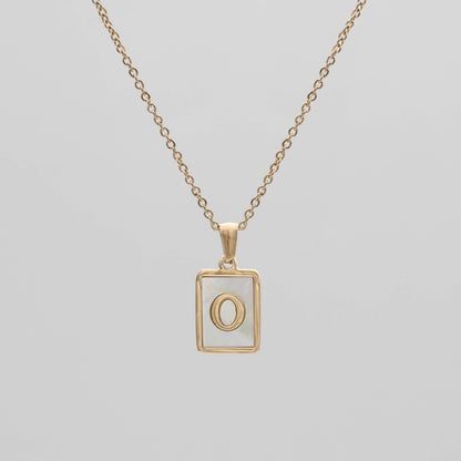 Carmel – Collier Lettre Carrée en Acier Titane