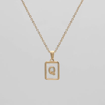 Carmel – Collier Lettre Carrée en Acier Titane