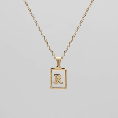 Carmel – Collier Lettre Carrée en Acier Titane
