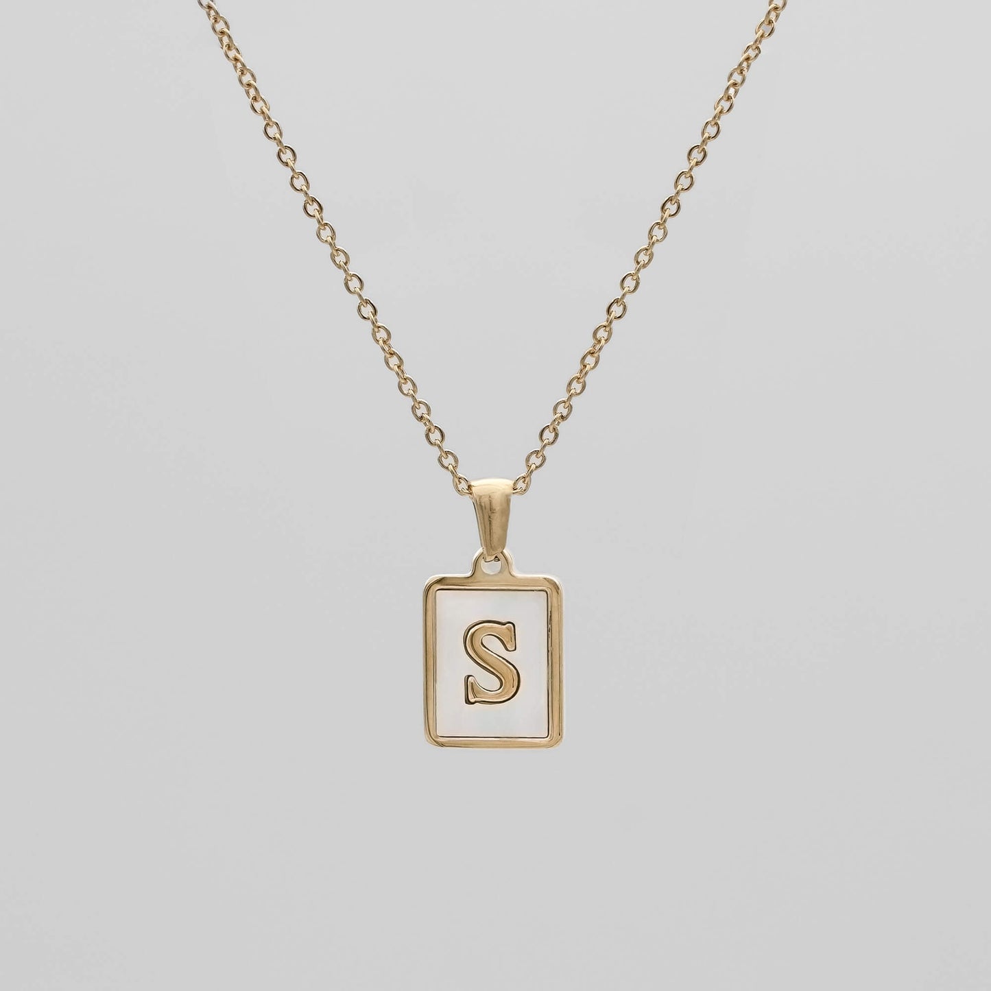 Carmel – Collier Lettre Carrée en Acier Titane