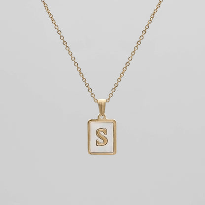 Carmel – Collier Lettre Carrée en Acier Titane