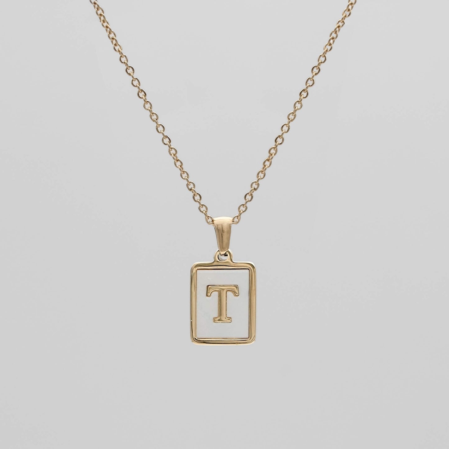 Carmel – Collier Lettre Carrée en Acier Titane