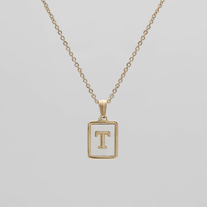 Carmel – Collier Lettre Carrée en Acier Titane