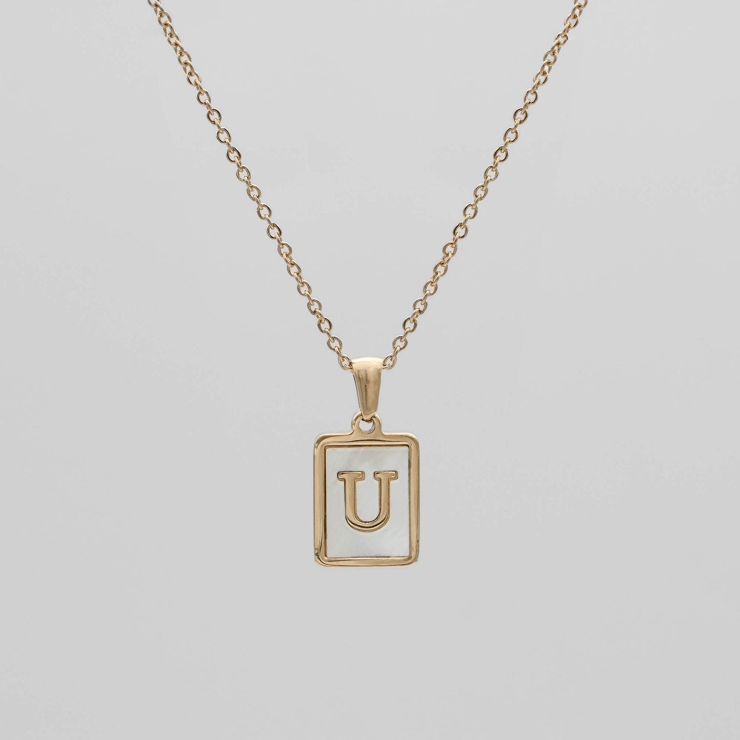 Carmel – Collier Lettre Carrée en Acier Titane
