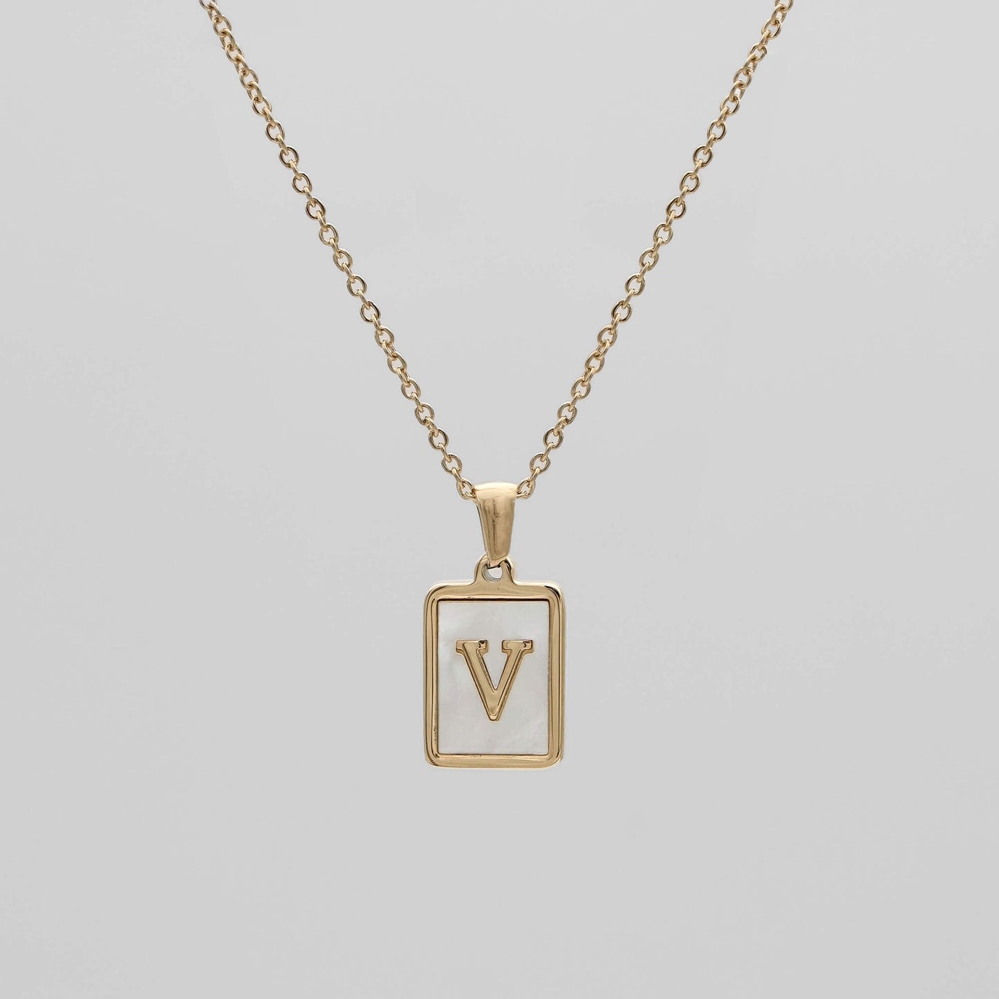 Carmel – Collier Lettre Carrée en Acier Titane