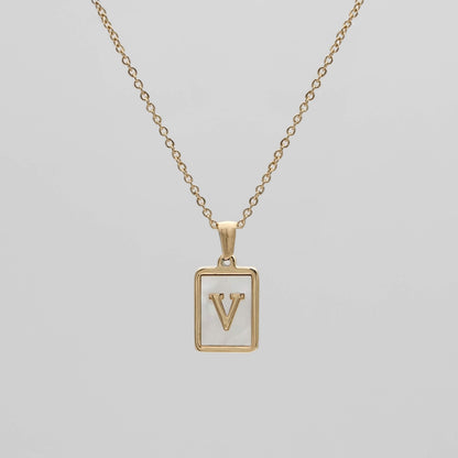 Carmel – Collier Lettre Carrée en Acier Titane