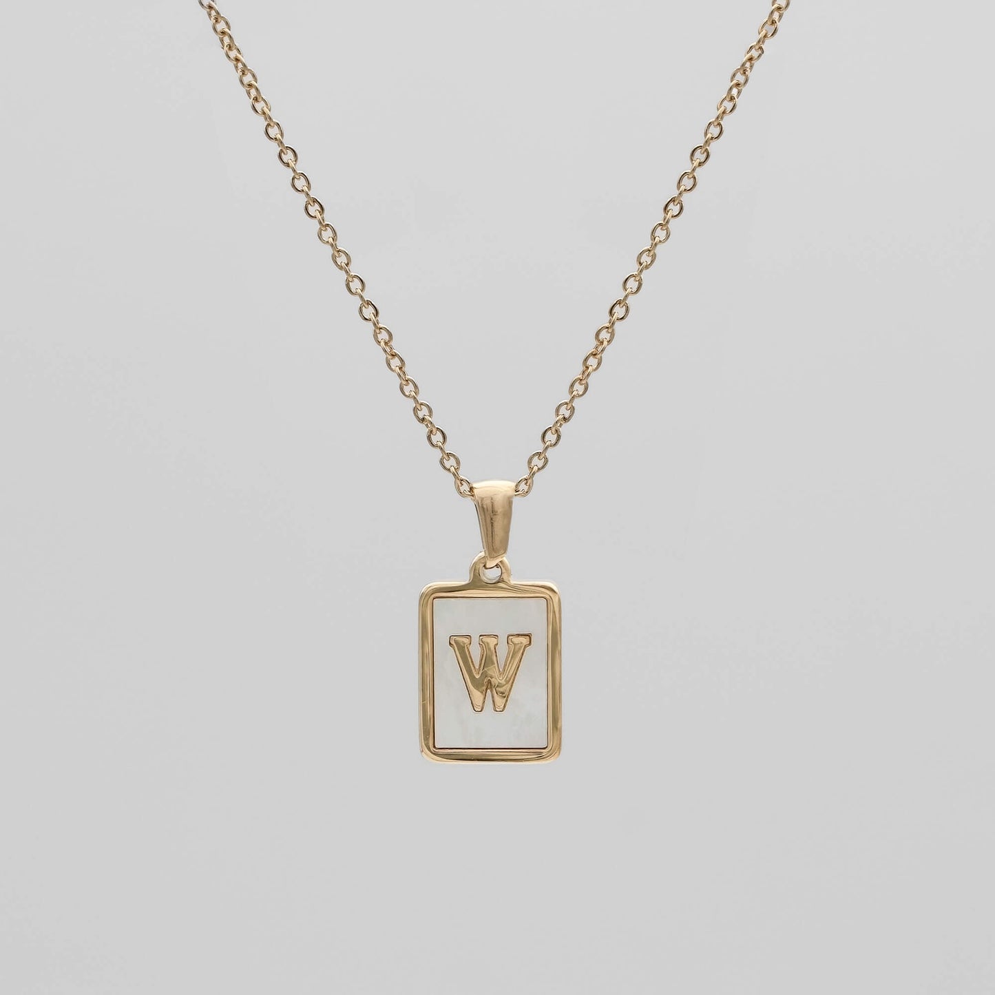 Carmel – Collier Lettre Carrée en Acier Titane