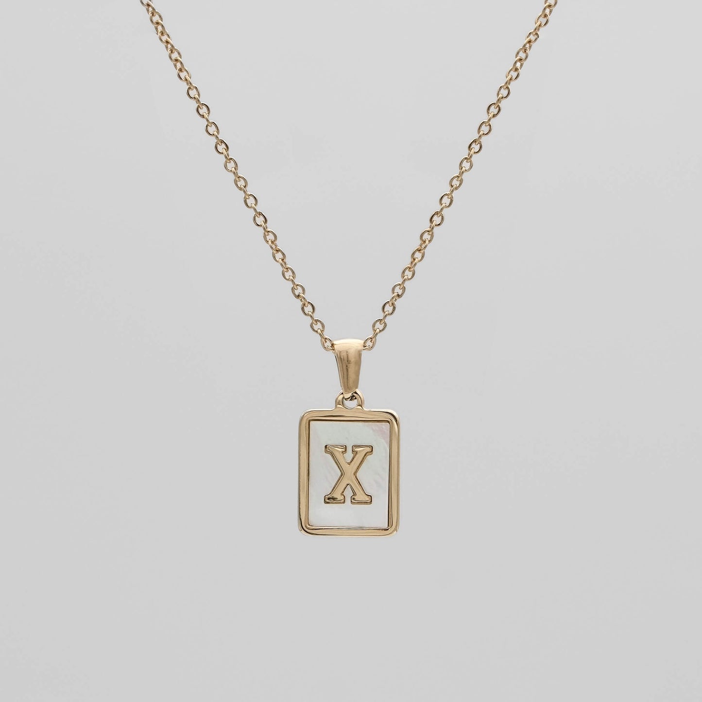 Carmel – Collier Lettre Carrée en Acier Titane