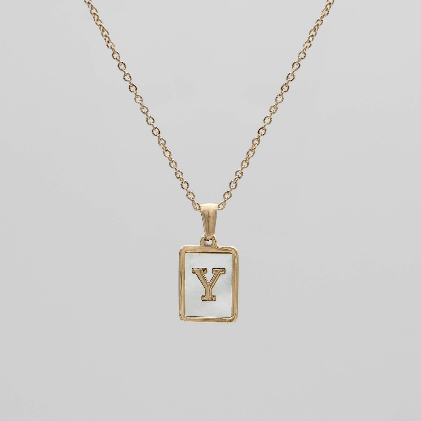 Carmel – Collier Lettre Carrée en Acier Titane