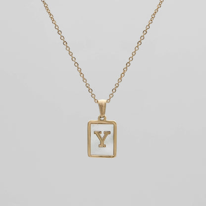 Carmel – Collier Lettre Carrée en Acier Titane