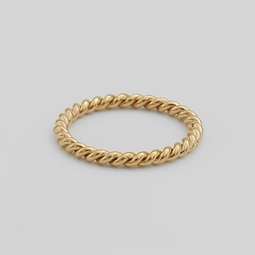 Mila – Bague Fine Torsadée au Design Élégant