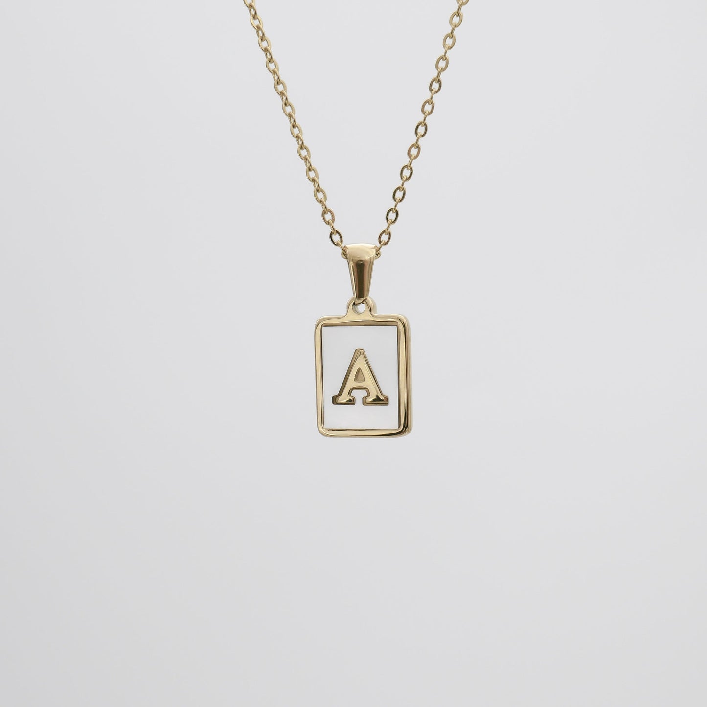 Carmel – Collier Lettre Carrée en Acier Titane