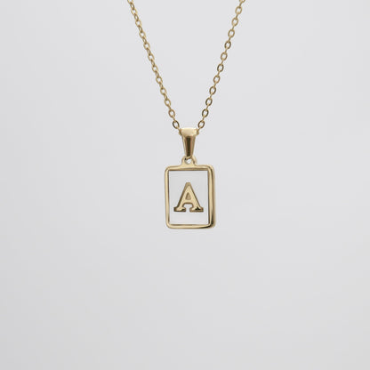 Carmel – Collier Lettre Carrée en Acier Titane