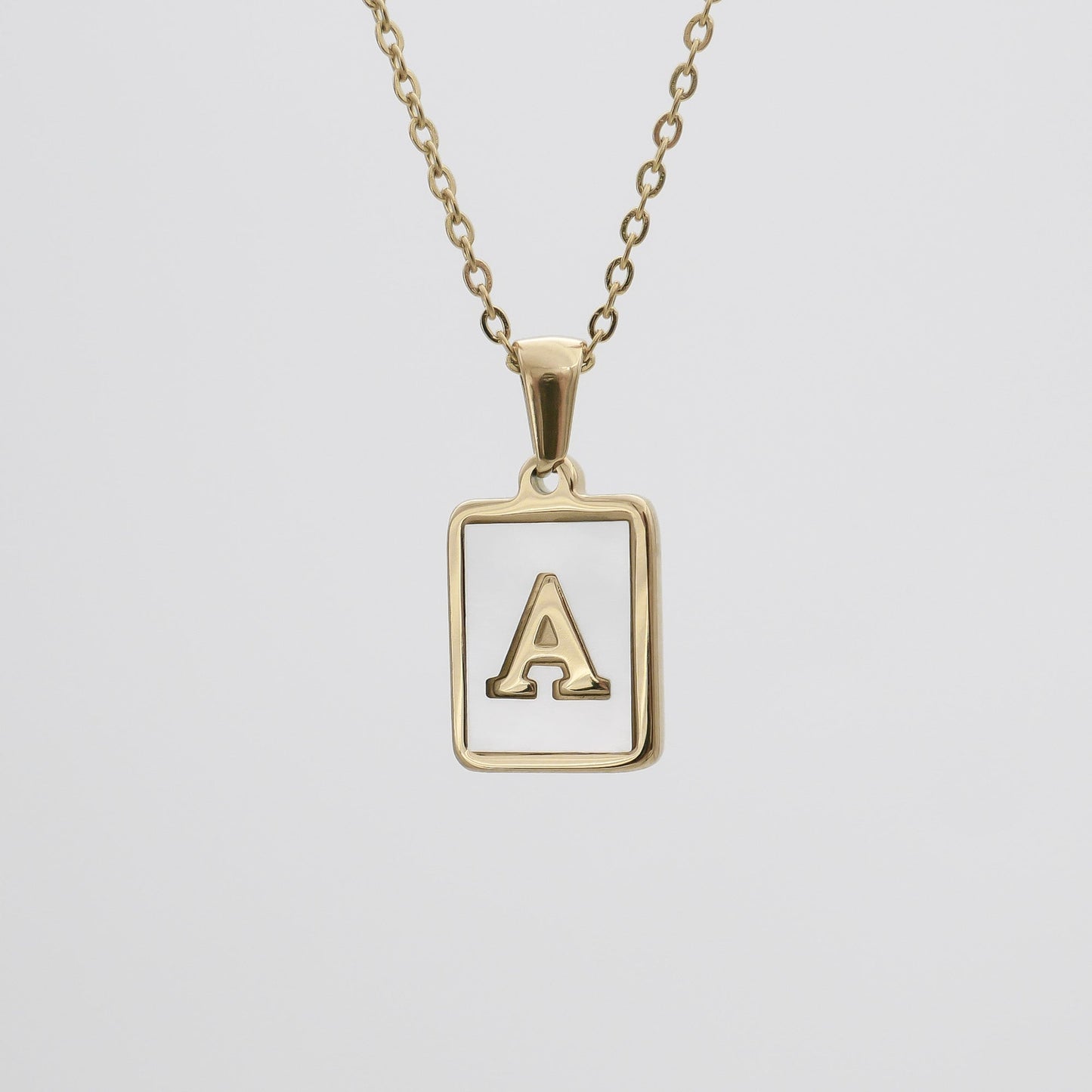 Carmel – Collier Lettre Carrée en Acier Titane