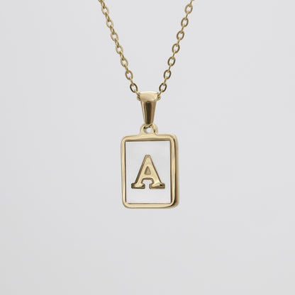 Carmel – Collier Lettre Carrée en Acier Titane