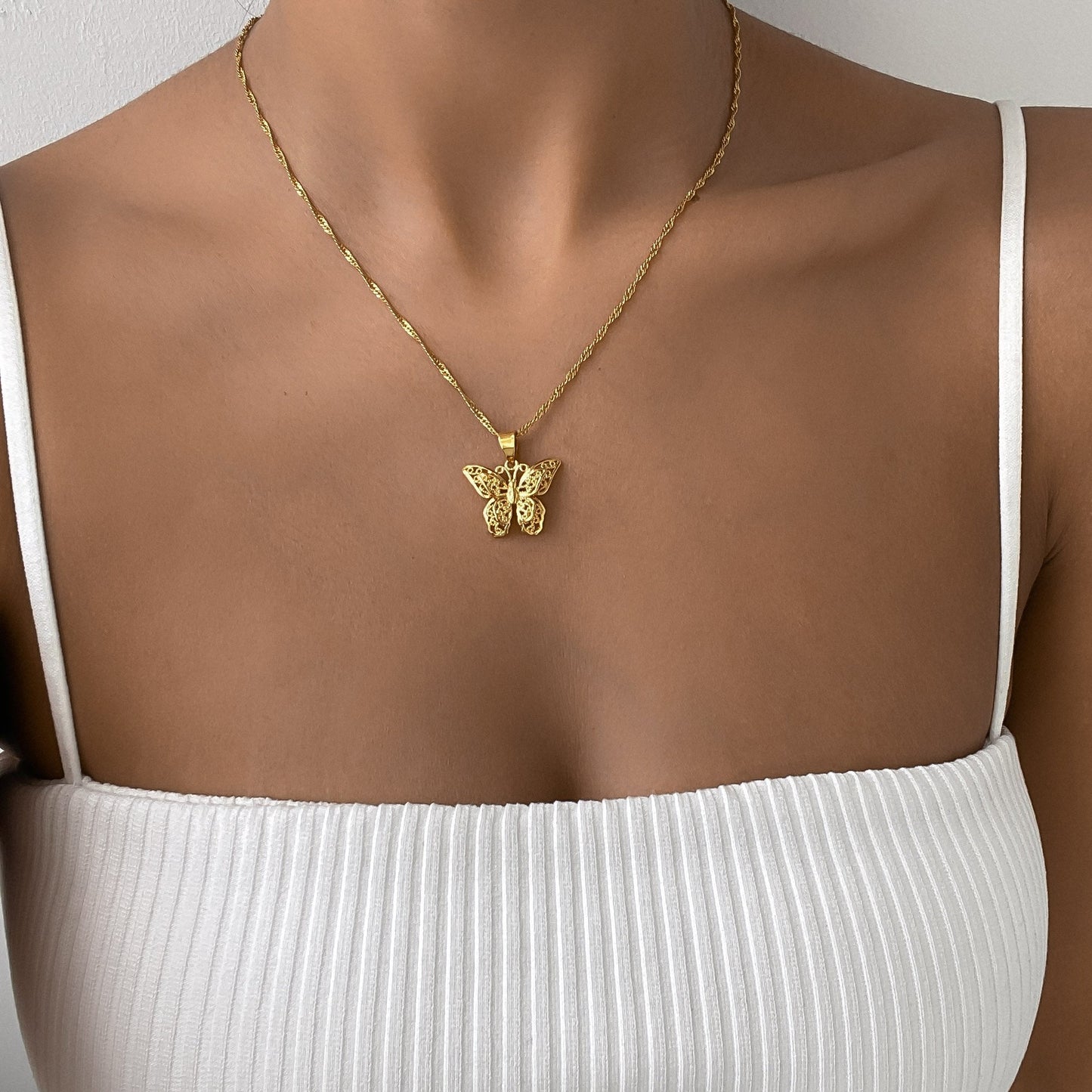 Amy – Collier Papillon Découpé Doré