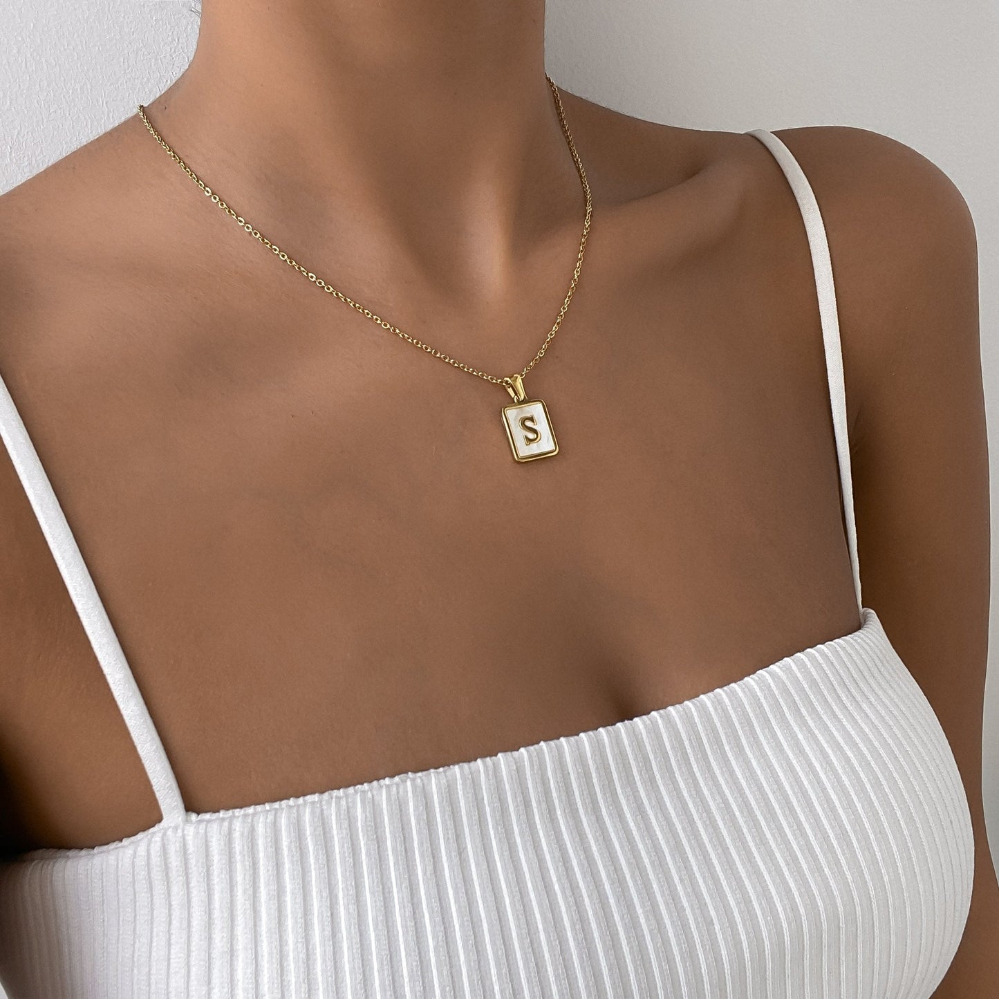 Carmel – Collier Lettre Carrée en Acier Titane