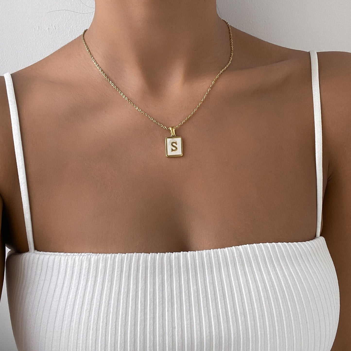 Carmel – Collier Lettre Carrée en Acier Titane