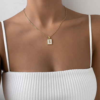 Carmel – Collier Lettre Carrée en Acier Titane
