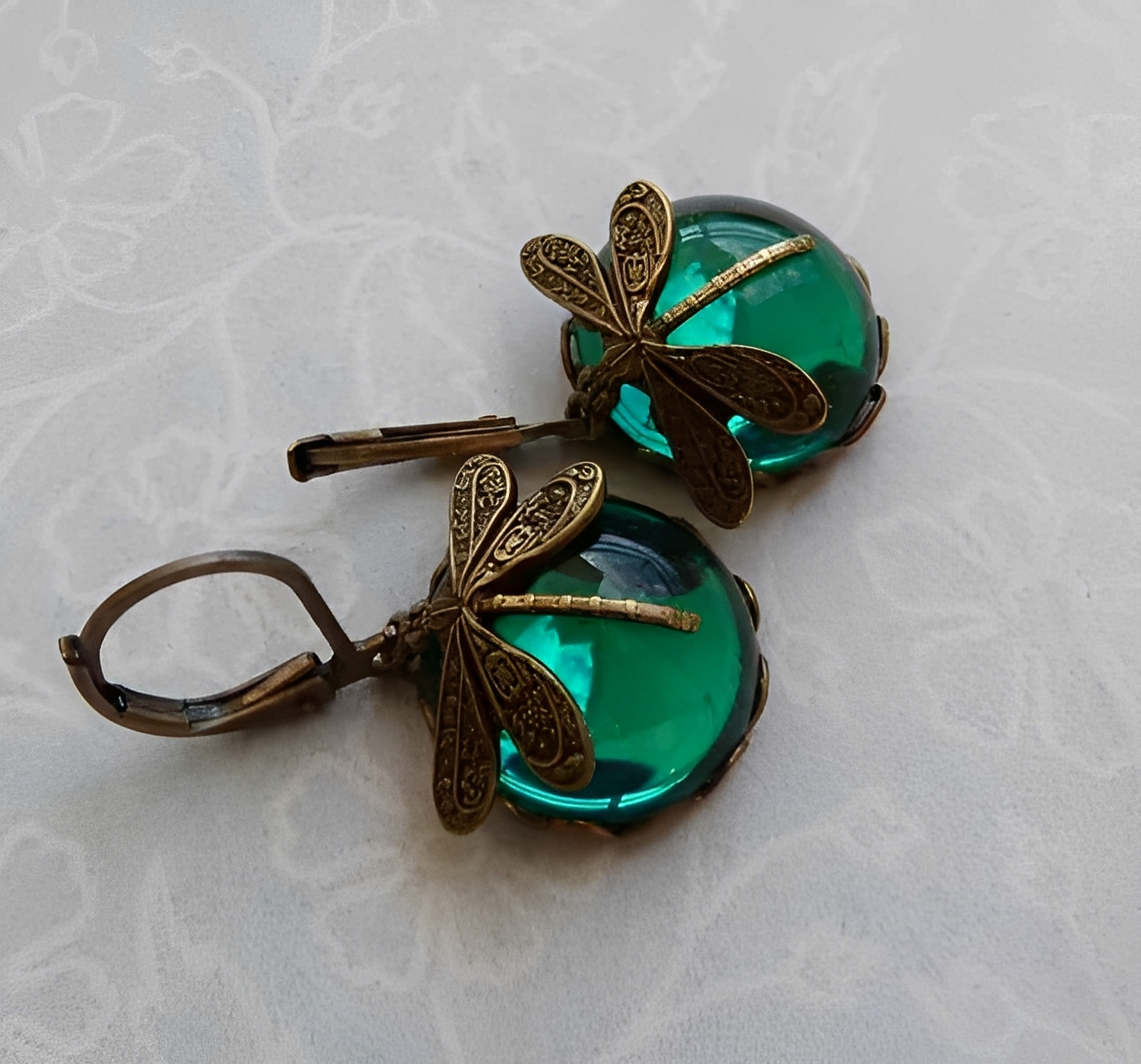 Elandra – Boucles d'Oreilles Sphériques Libellule en Or Ancien